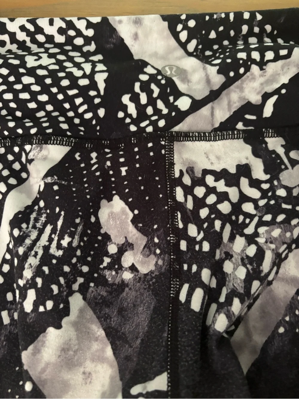 Lululemon Size 10 Black White Abstract Print Cropped Capri Leggings